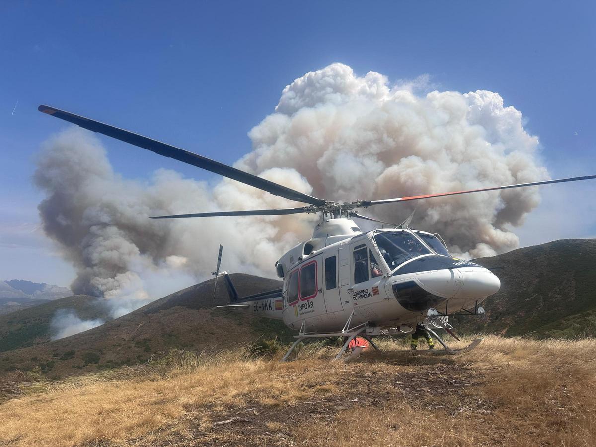 Los trabajos de la helitransportada de Ejea en el incendio de Riglos.