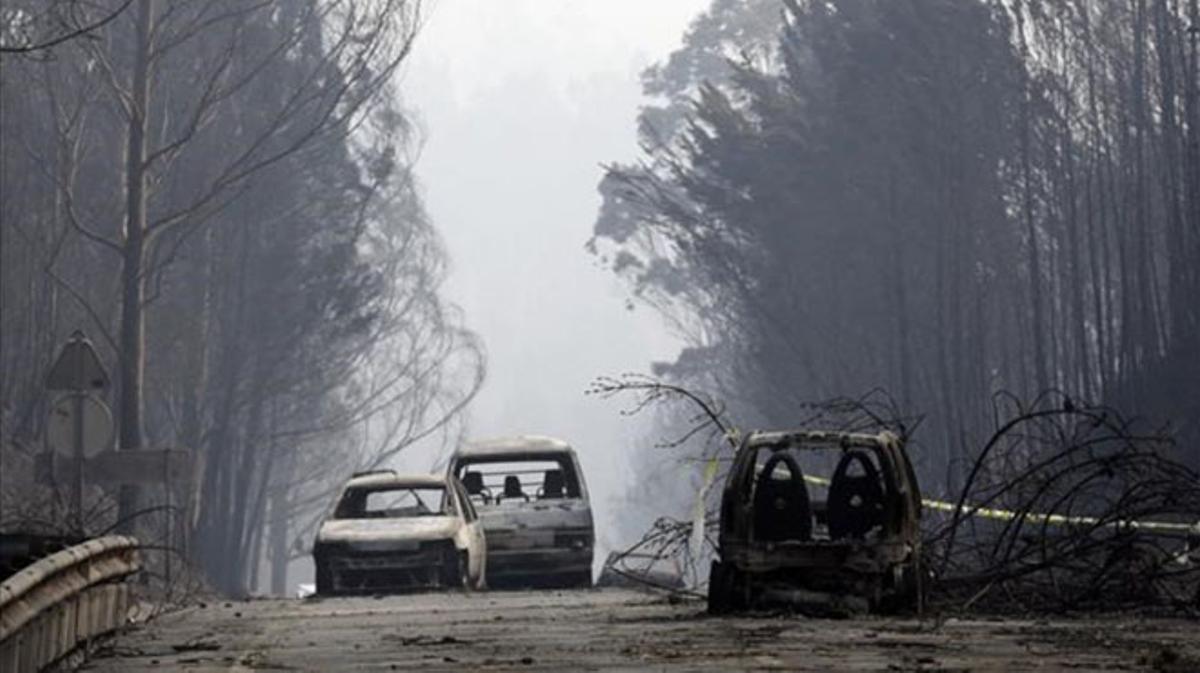 Desenes de famílies moren carbonitzades a la carretera de la mort de Portugal.