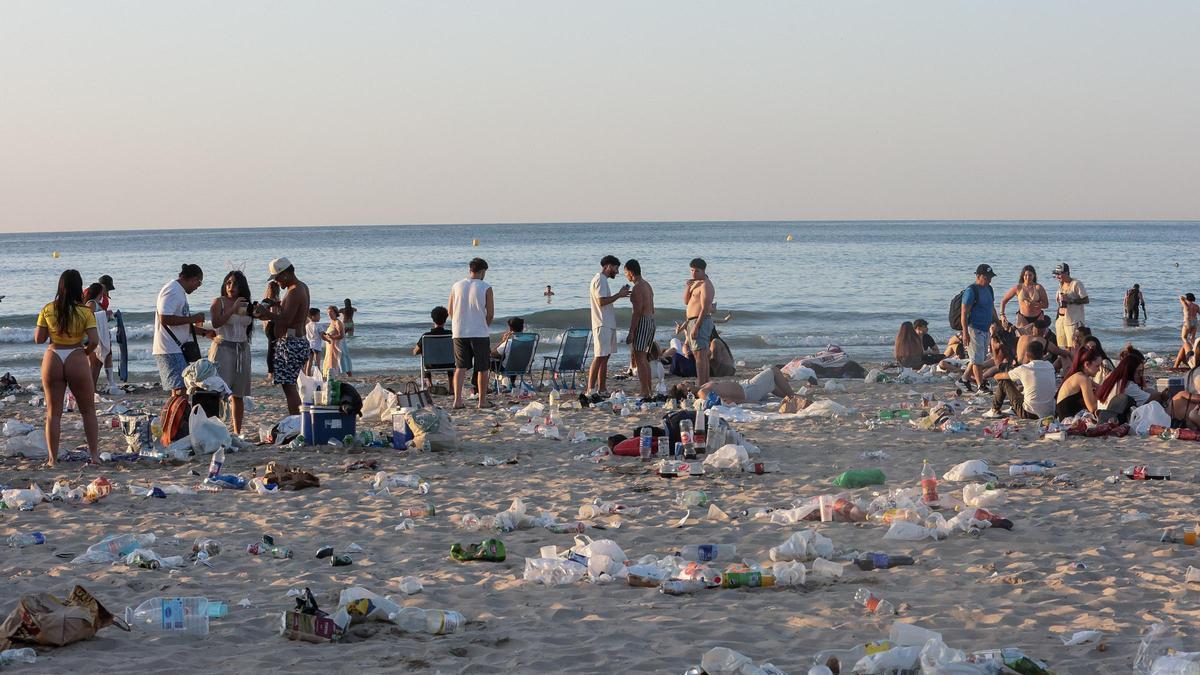 Así ha amanecido la Playa del Postiguet tras la Noche de San Juan