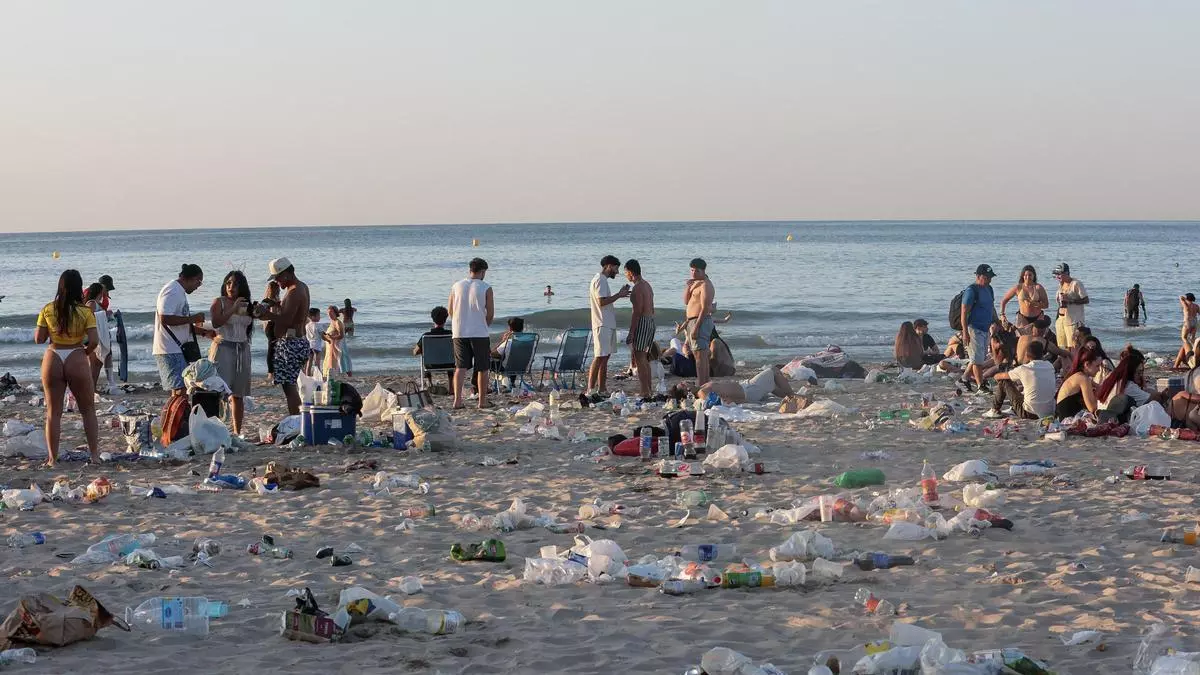 La suciedad inunda la playa de El Postiguet de Alicante tras la noche de San Juan