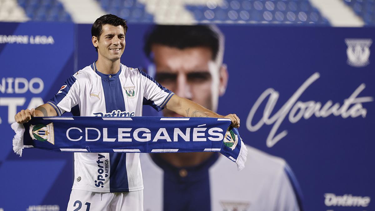 El delantero español Álvaro Morata posa este viernes con la camiseta del Leganés.