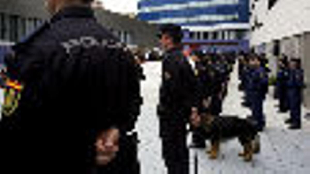 Agentes de la Policía en la inauguración de la comisaría de la Verneda, en Barcelona.