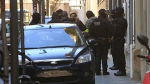 Els Mossos, als voltants de l’Ateneu Llibertari.