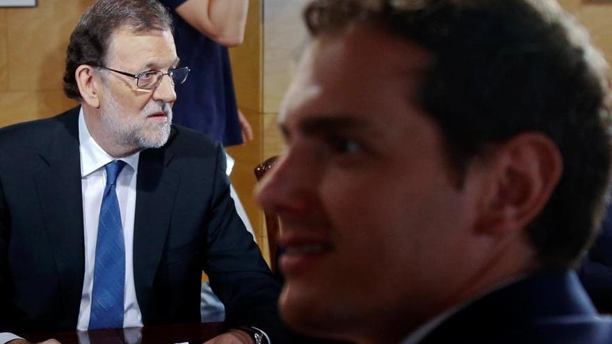 Mariano Rajoy y Albert Rivera, en primer plano. // Reuters