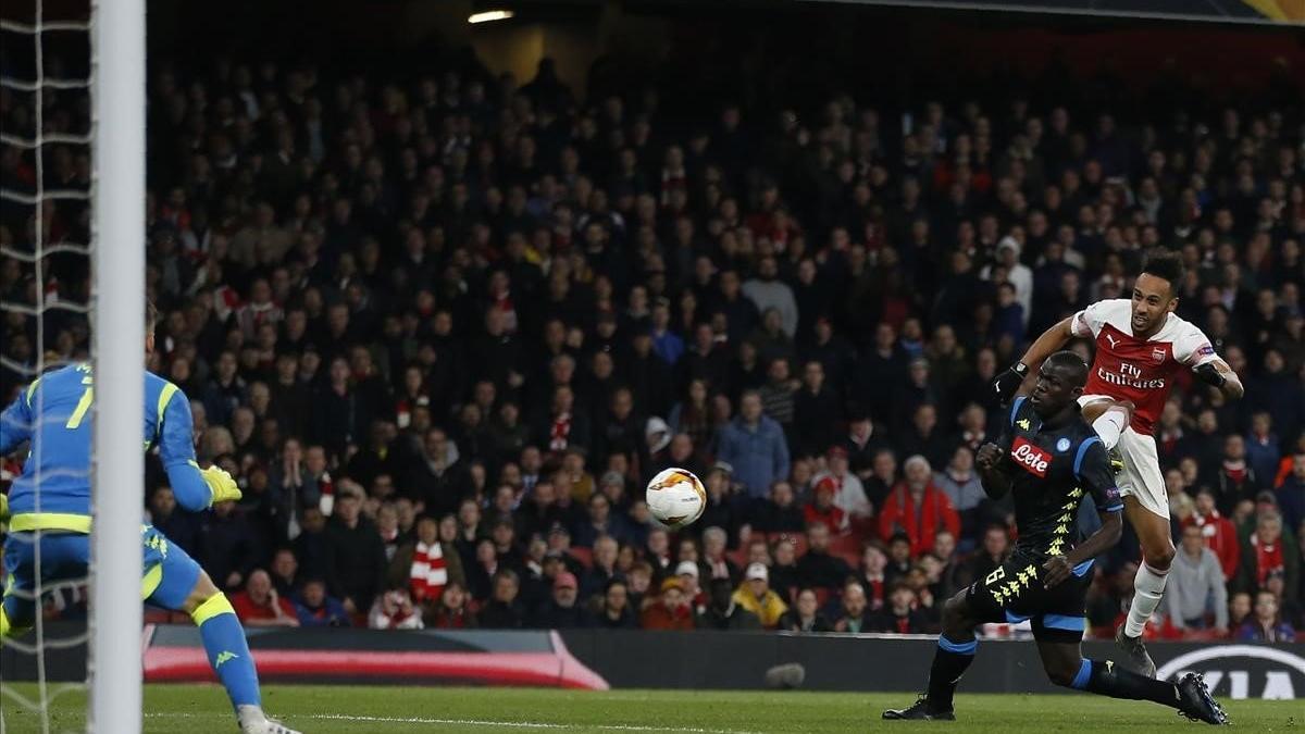 El jugador del Arsenal, el gabonés Aubameyang, en acción, en el reciente partido Arsenal-Nápoles