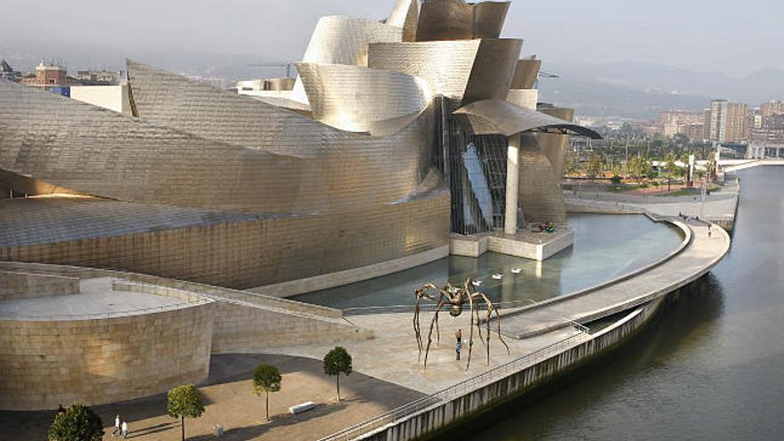 Vista del Museo Guggenheim Bilbao, desde el puente de La Salve, una de las obras maestras del arquitecto estadounidense Frank Ghery.