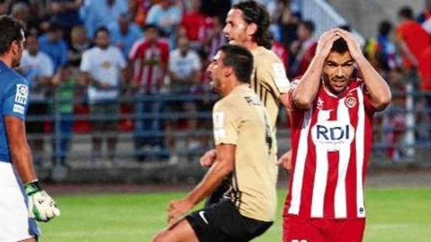 Pellerano i Mejía feliciten Esteban després d&#039;aturar el penal a Felipe Sanchón que hauria suposat l&#039;1-1 en l&#039;anada del play-off 2012-13.