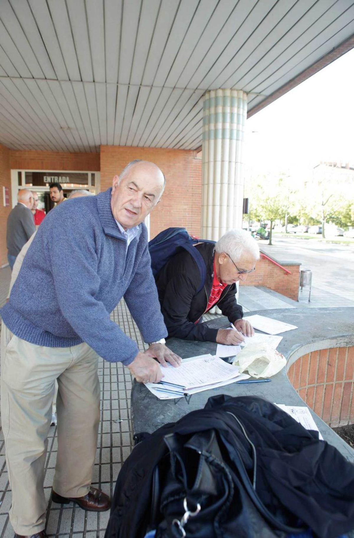 La huelga de los trabajadores de las piscinas afectó ayer a unos 1.400 usuarios