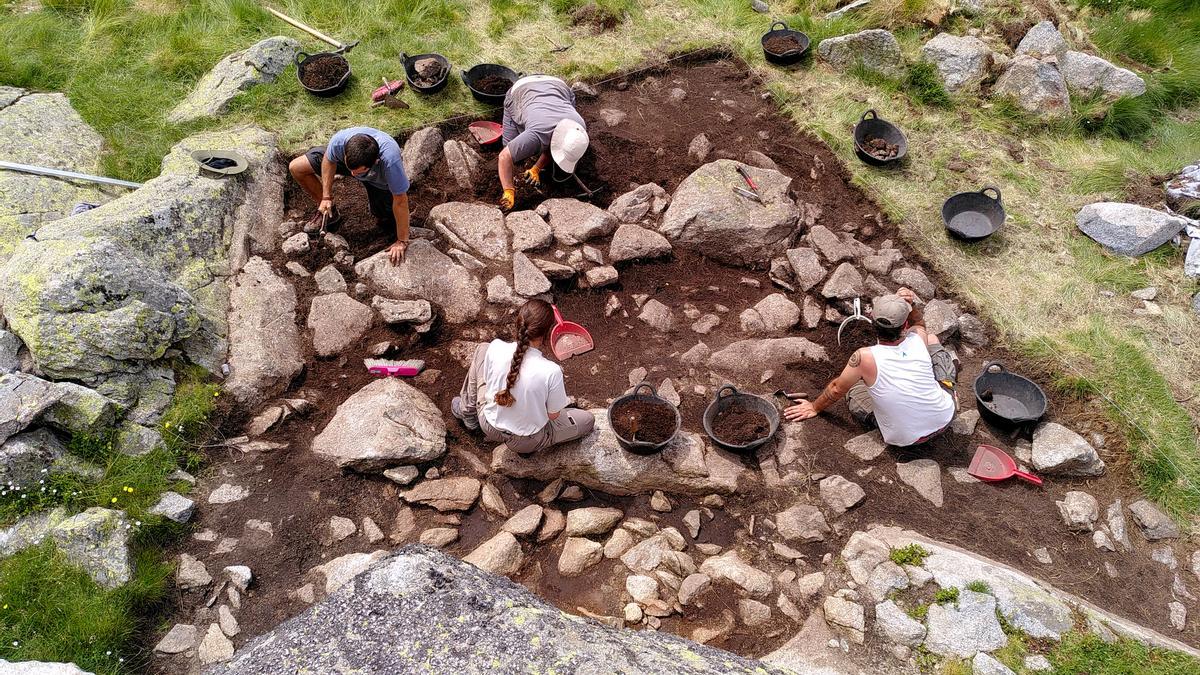 Excavació de les restes d'una casa de l'Edat del Bronze antic ( de fa uns 3825-3775 anys) on s'observa la base d'una paret de pedra