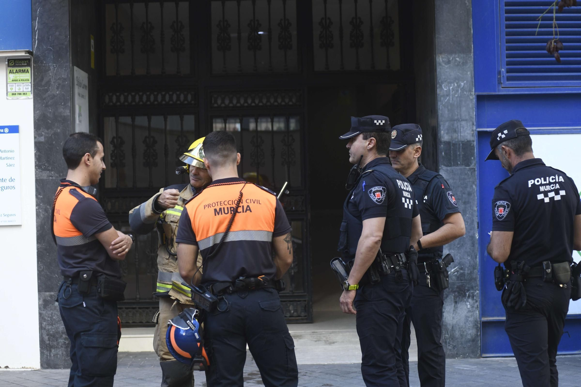 El incendio de un edificio en la Plaza Condestable, en imágenes