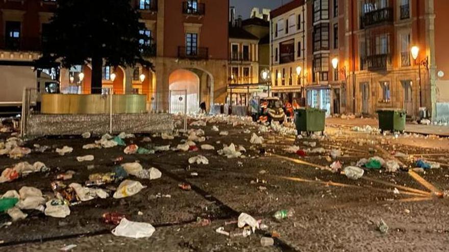 Los residuos que deja la Nochevieja de Gijón, en imágenes.