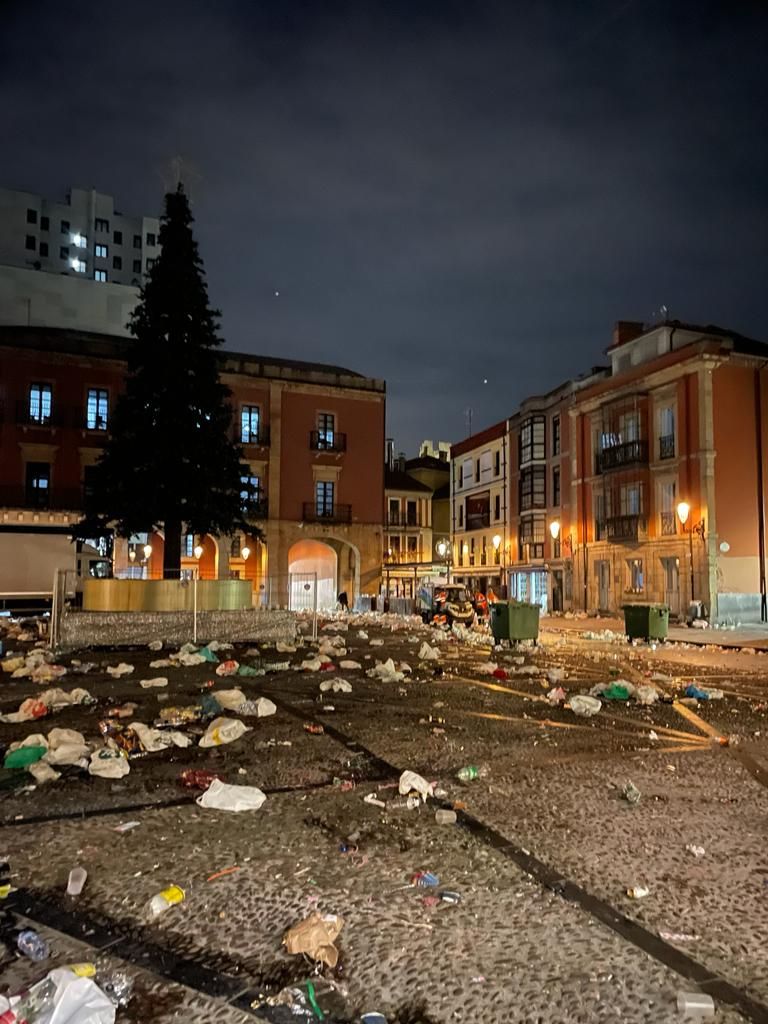 Los residuos que deja la Nochevieja de Gijón, en imágenes