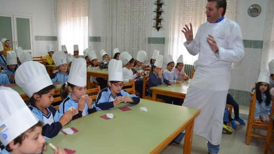 El cocinero Pedro Mario Pérez en la iniciativa didáctica con alumnos de San Vicente de Paúl.