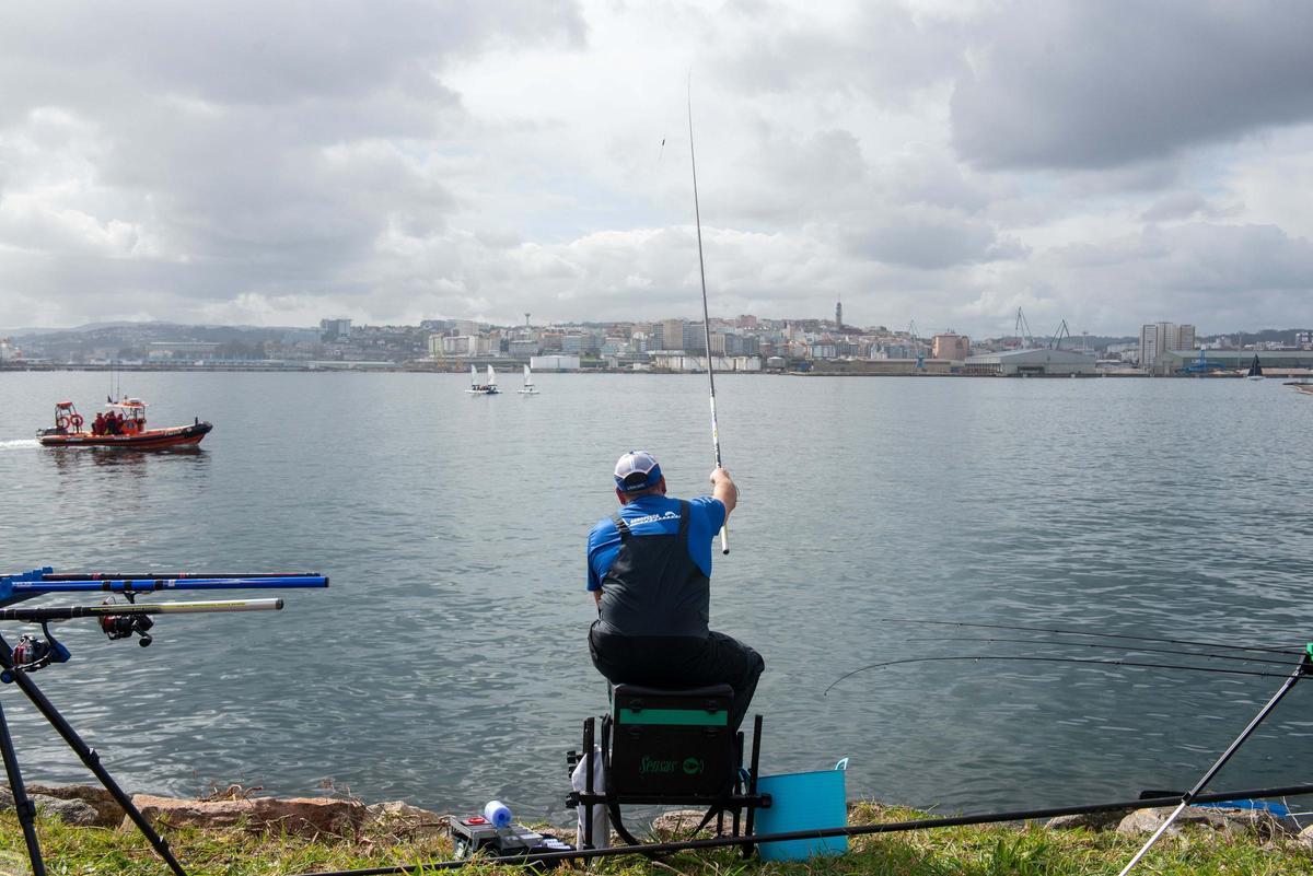 Competición de pesca en el dique de abrigo