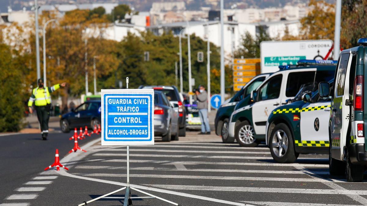 Control de tráfico de la Guardia Civil este miércoles en Córdoba.