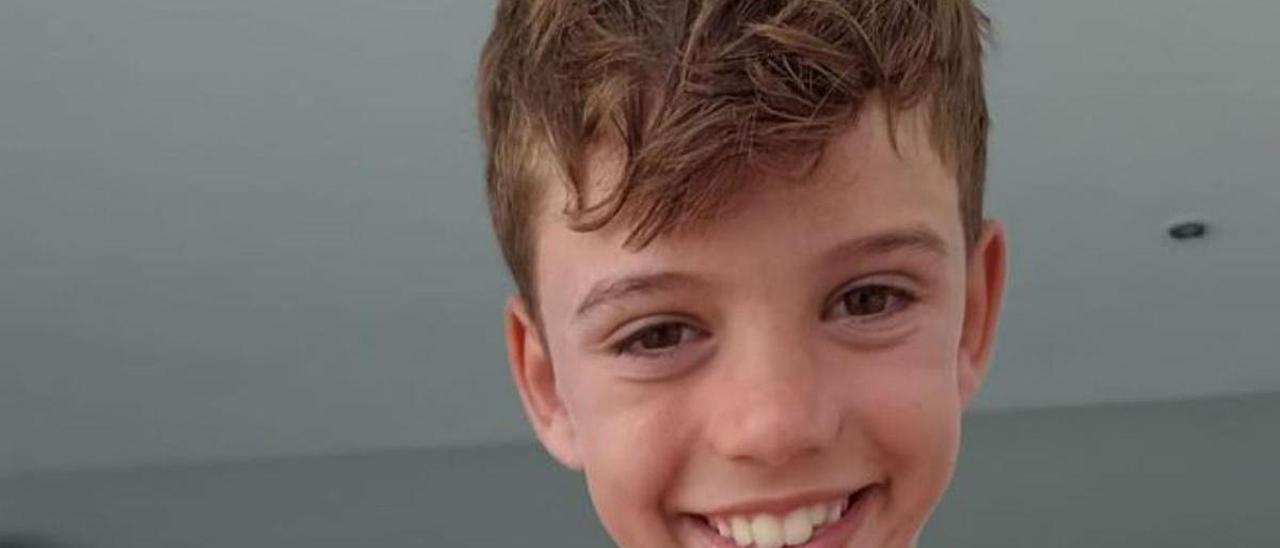 Martín Ferrer Beltrán, de nueve años, con las dos doradas de 1,1 y 0,9 kilos capturadas este verano con caña desde la playa de Alcúdia.