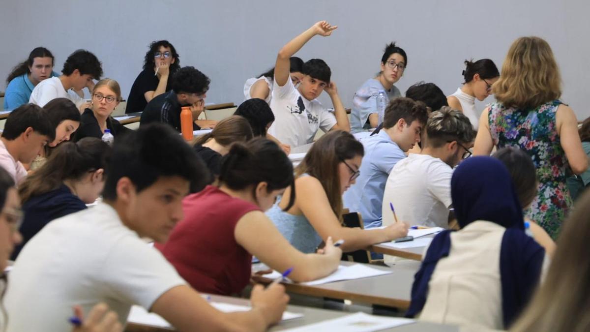 Alumnos durante las pruebas de Selectividad de este martes en Alicante