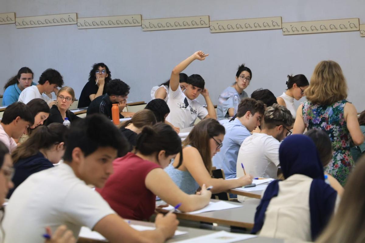 Alumnos durante las pruebas de Selectividad de este martes en Alicante