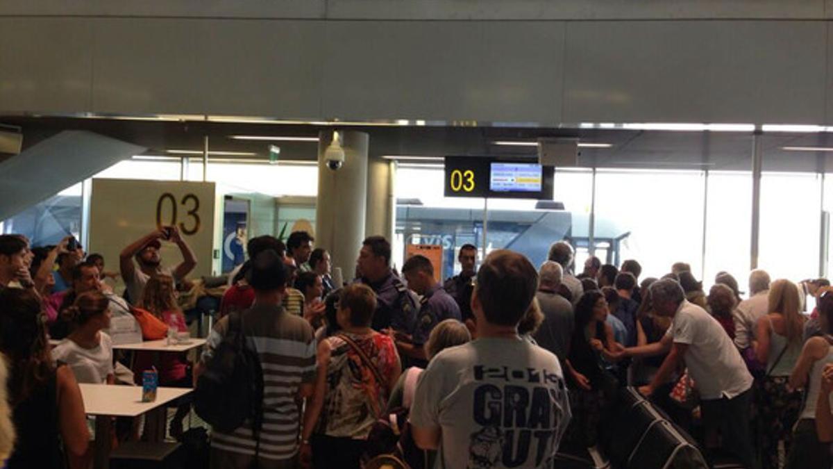 Los pasajeros del vuelo Dubrovnic-Barcelona, en el aeropuerto