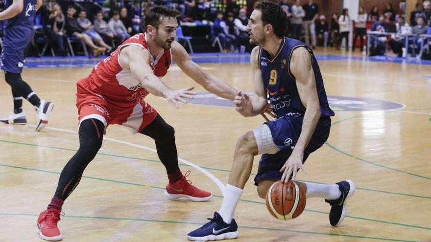 Álvaro Muñoz, a la izquierda, defiende a Víctor Pérez en el Oviedo Baloncesto-Manresa disputado esta temporada en Pumarín.