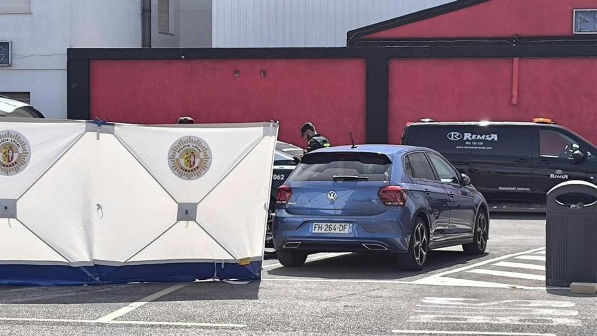 Un policía en el lugar en el que se ha encontrado el cadáver en el coche