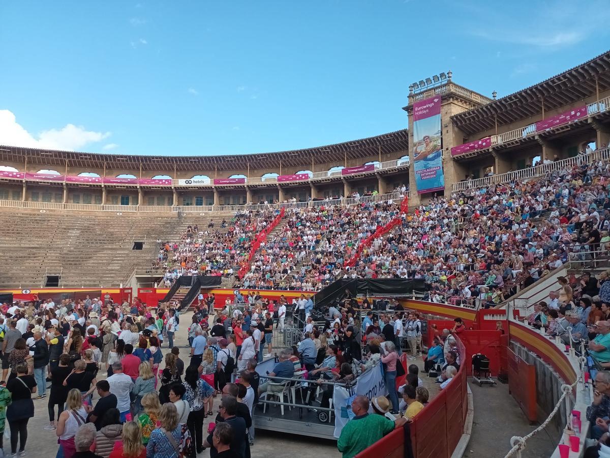 Interior del concierto para el público alemán que se celebra  hoy y mañana en la plaza de toros de Palma.