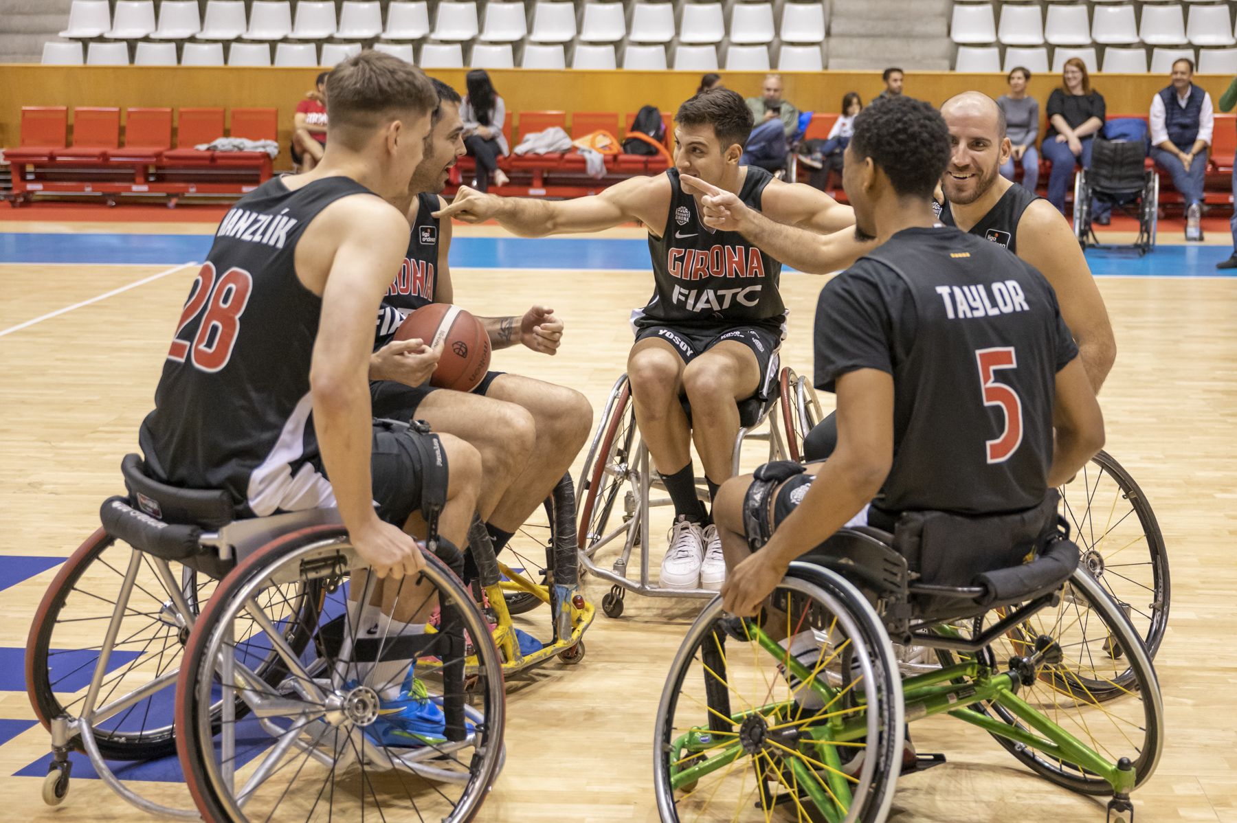 Les estrelles del Girona a l’ACB descobreixen el bàsquet en cadira de rodes