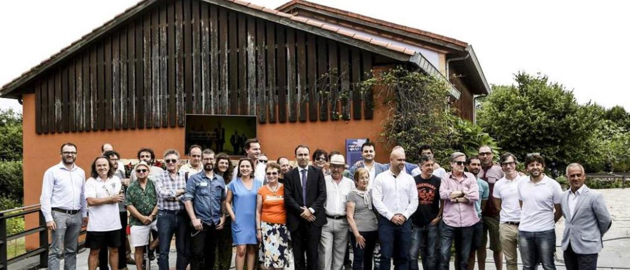 Autoridades y artistas, ayer, en el Jardín Botánico. julián rus