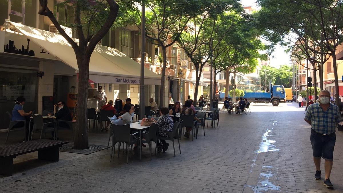 Terrazas de cafetería en la avenida de la Libertad.