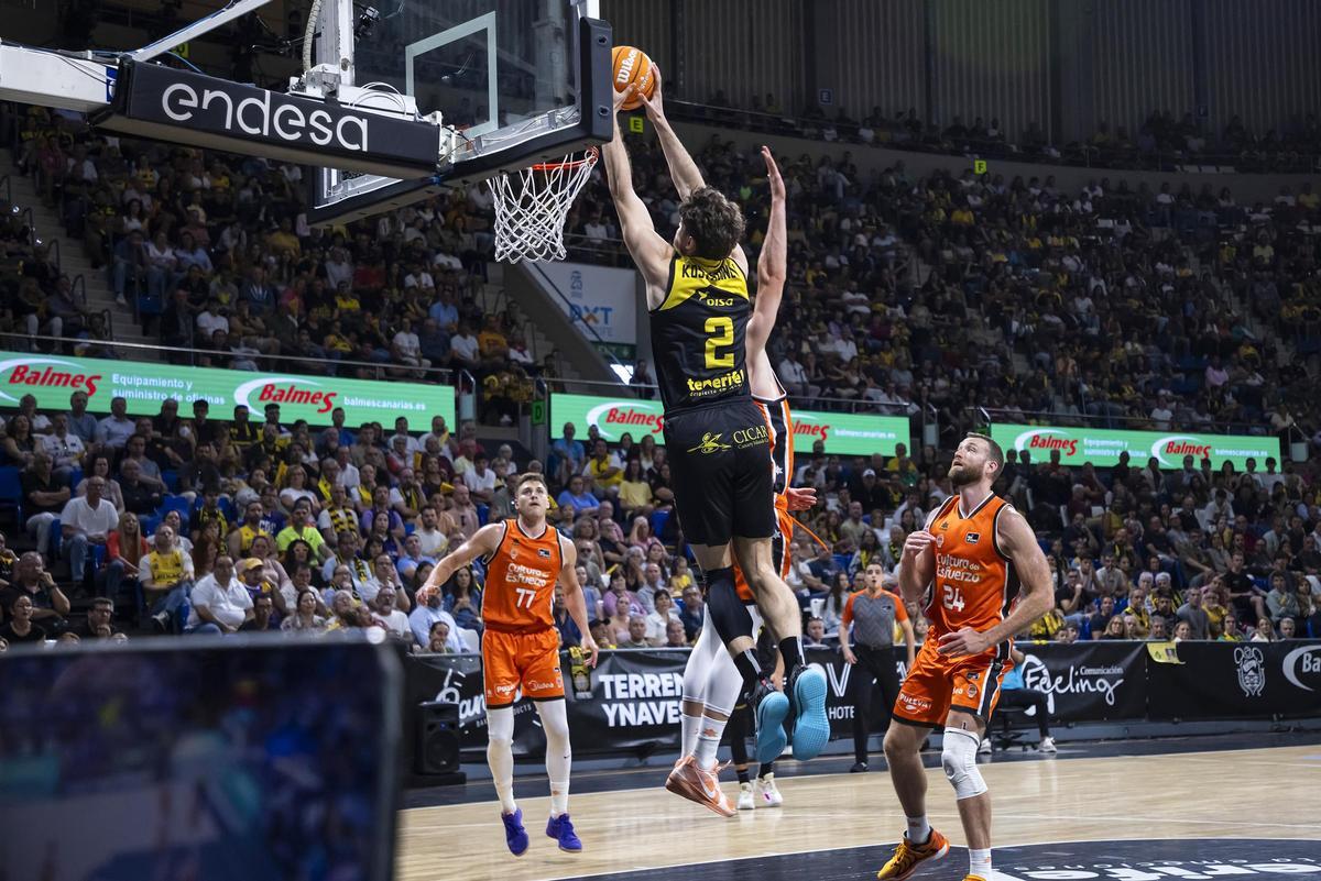 Kostadinov machaca en un duelo ante el Valencia del pasado curso.