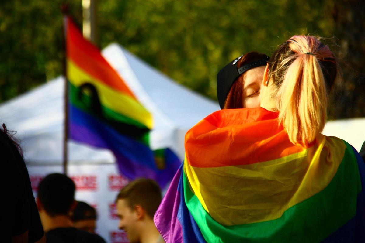 Dos chicas se besan durante una manifestación del Orgullo gay