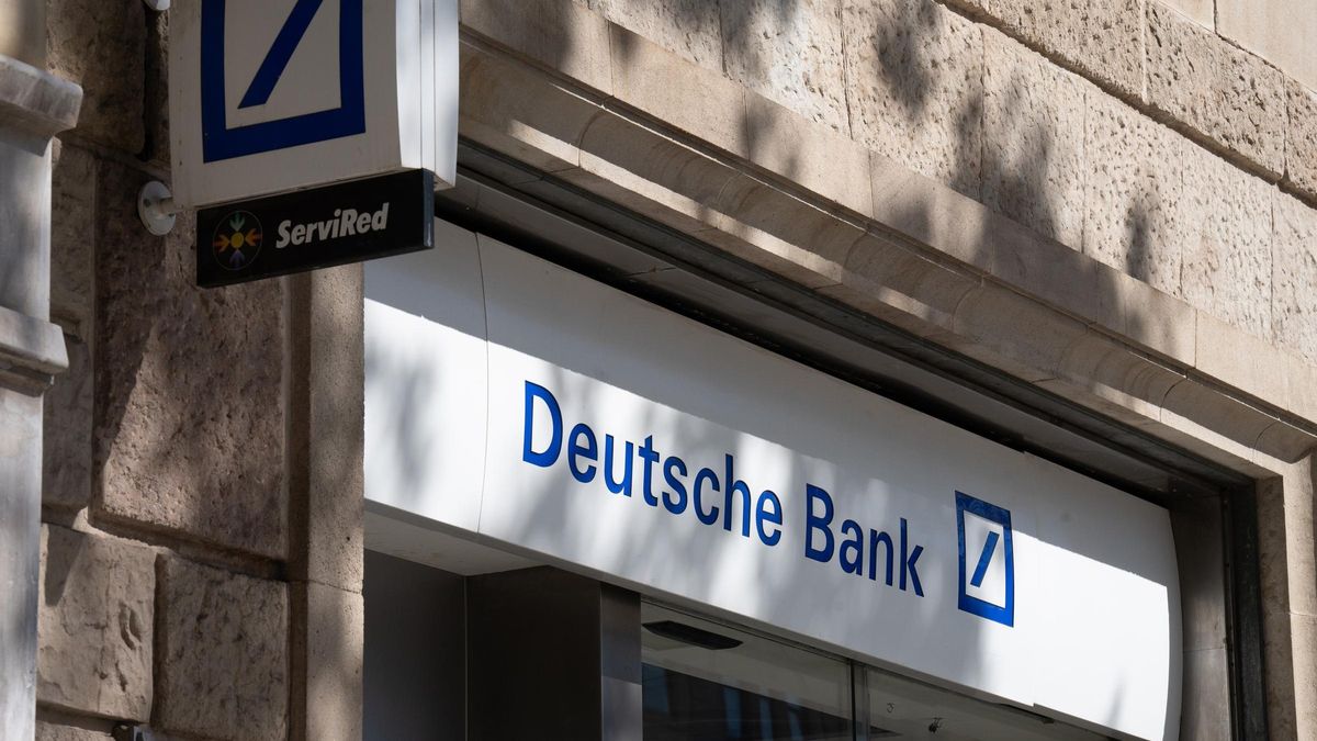 Archivo - Fachada del banco Deutsche Bank, a 3 de octubre de 2024, en Barcelona, Catalunya (España).