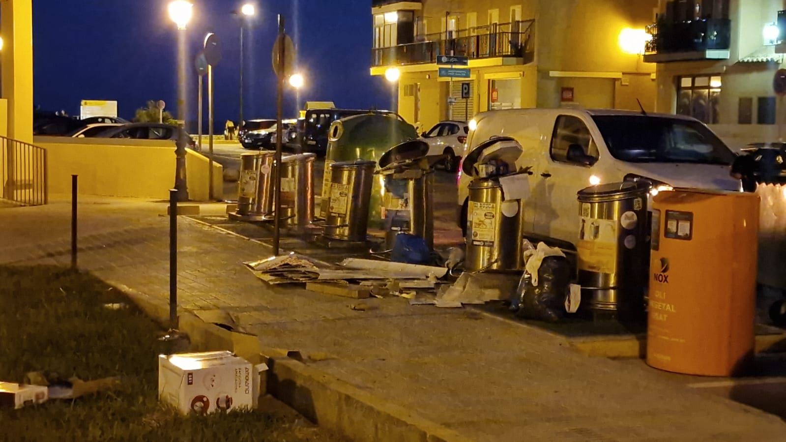 Los vecinos de Port Saplaya se quejan de la presencia de ratas por la acumulación de basura