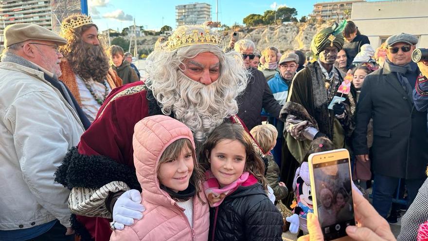 El Campello celebra la primera cabalgata de Reyes de la comarca y atrae a miles de personas en su recorrido