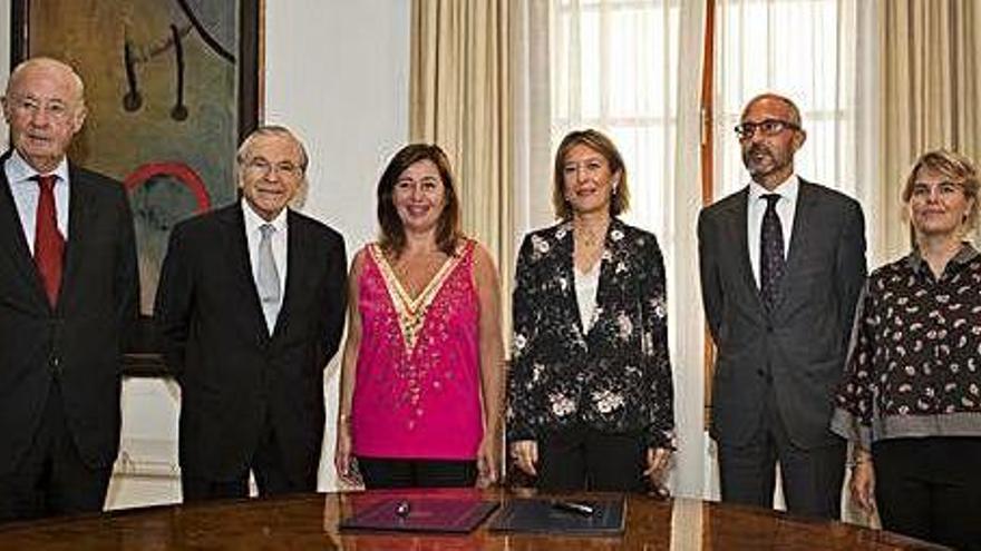 José Francisco de Conrado, presidente del Consejo Asesor de La Caixa en Balears; Isidro Fainé, presidente de la Fundación La Caixa; Francina Armengol, Maria Cruz Rivera, directora Territorial de CaixaBank; Rafael Chueca, director Corporativo de la Fundación La Caixa, y Cristina Antich, delegada de La Caixa en Balears.