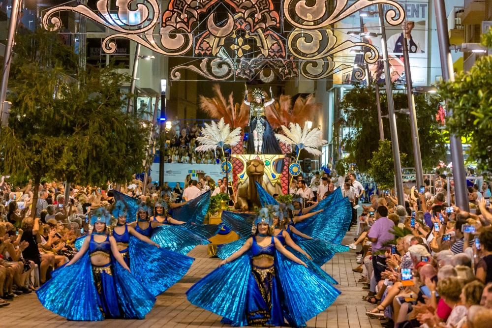 Los Moros y Cristianos hacen suyas las calles de Benidorm.