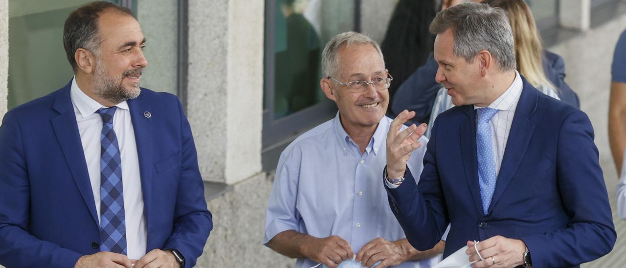 El ministro de Sanidad, José Miñones visitó ayer la Fundación Galega de Medicina Genómica, con el conselleiro de Sanidade, García Comesaña y el director Ángel Carracedo.