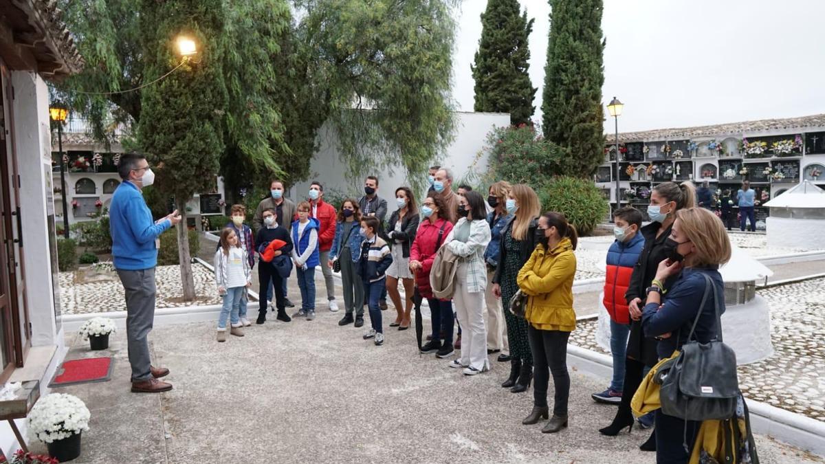 Asistentes a una visita guiada en el cementerio de Monturque.