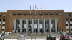 Fachada de la facultad de Medicina de la Universidad Complutense de Madrid.