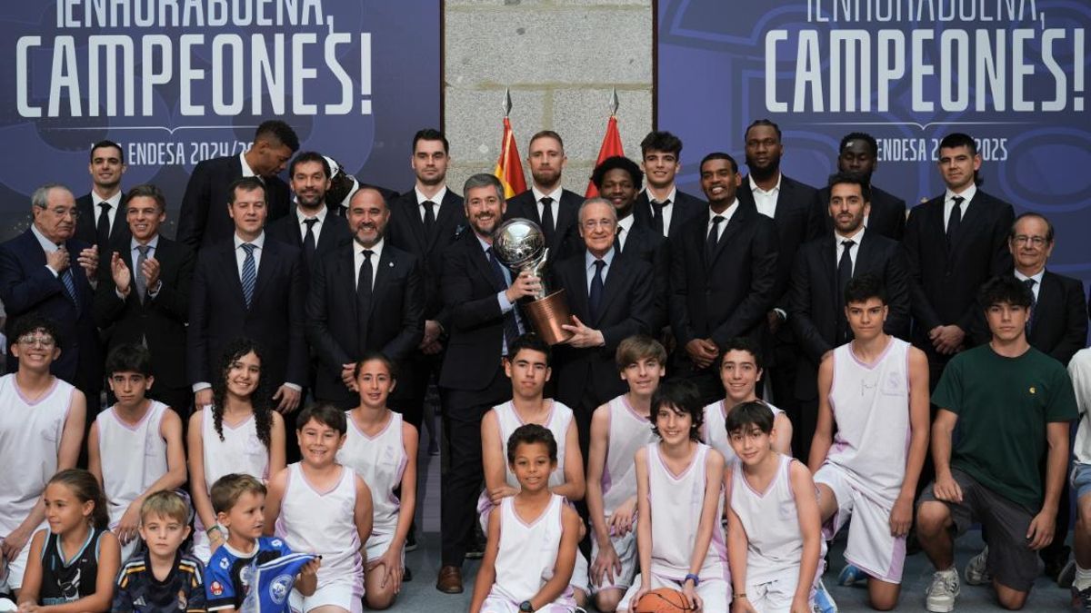 El consejero Miguel Ángel García Martín recibe a los jugadores, cuerpo técnico y directivos del Real Madrid tras proclamarse campeón de la Liga ACB.
