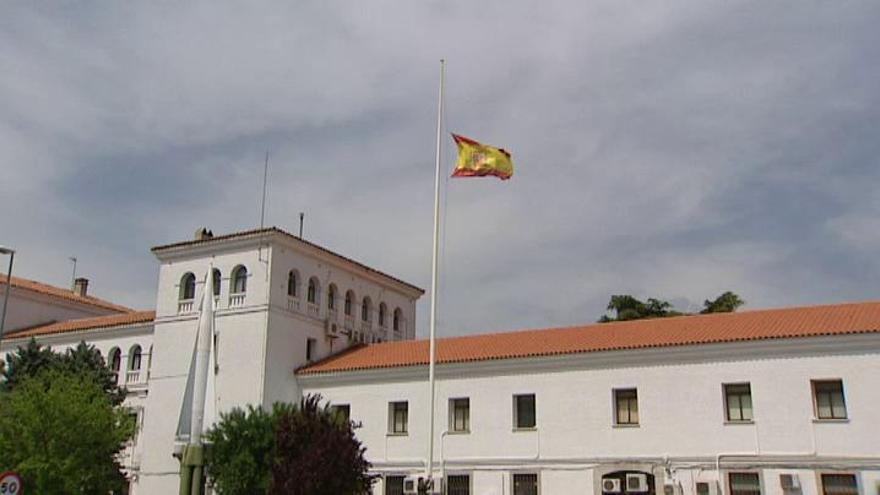 Banderas a media asta en los cuarteles durante Semana Santa por orden de Defensa