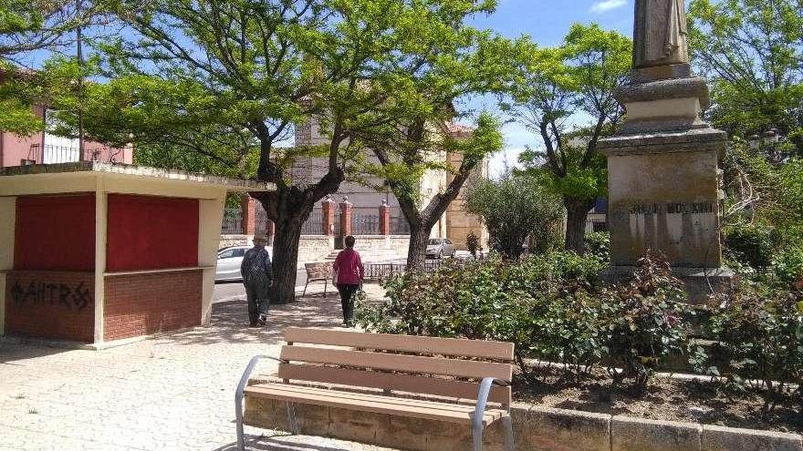 En primer plano, uno de los bancos nuevos instalados en la plaza de Santa Marina.