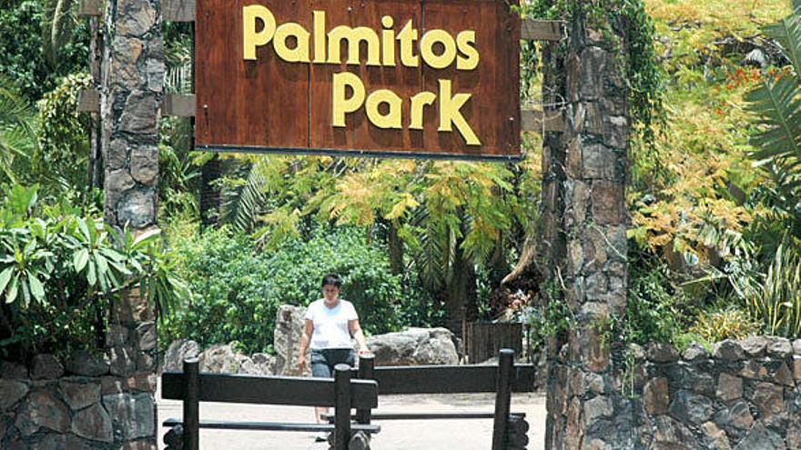 En la entrada con el cartel de Palmitos Park despues del incendio