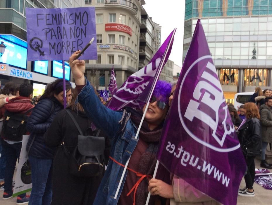 Multitudinaria participación en la marcha que ha recorrido las calles de la ciudad para denunciar las desigualdades y violencias que, en pleno siglo XXI, aún padecen las mujeres.