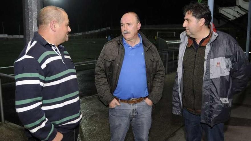 Rial, Fandiño y Varela, ayer, en el entrenamiento del Estudiantil en San Martiño. // Bernabé/Javier Lalín