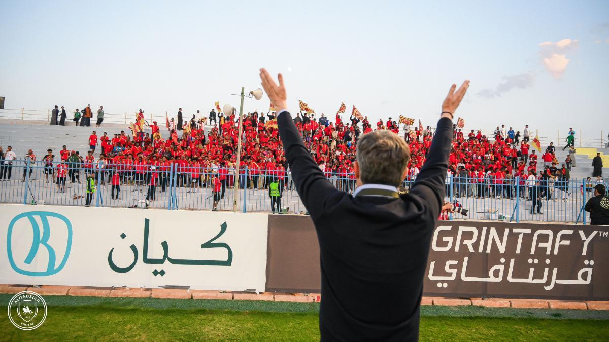 Míchel celebra la última victoria con el Al Qadsiah