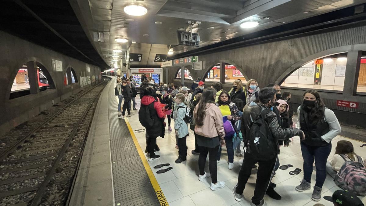 BARCELONA 21/04/2022 Barcelona. Esta mañana se ha interrumpido la circulación de trenes de la línea R1 Rodalies entre Barcelona y Mataró durante unas horas. En la foto, andenes de la estación de Plaça Catalunya FOTO de FERRAN NADEU