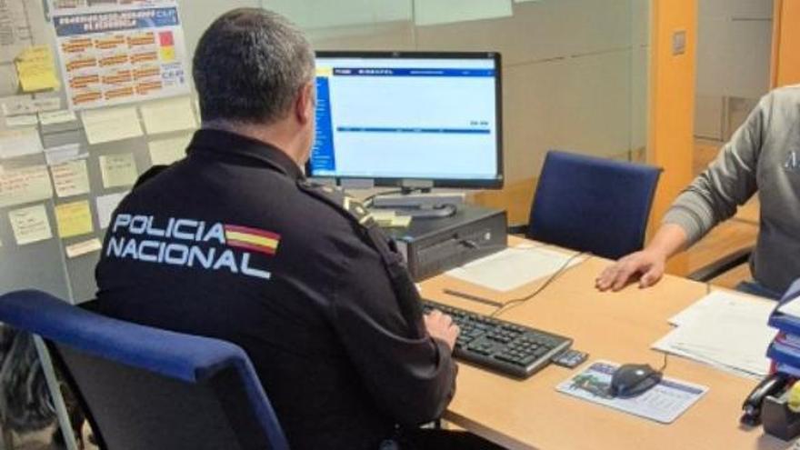 Un agente en la comisaría de la Policía Nacional de Vigo.