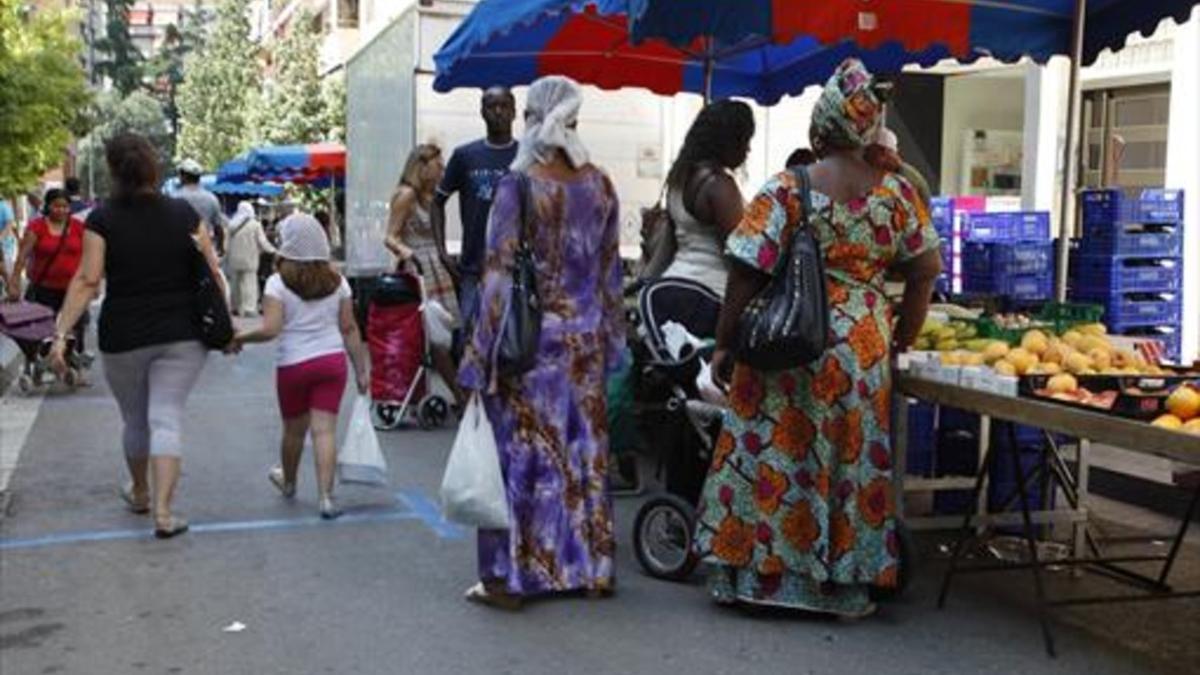 Diversidad 8Población de origen extranjero en el mercado semanal de Granollers.