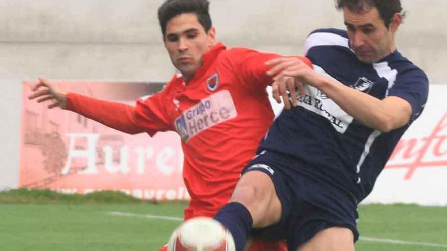 Revi pugna un balón con un villaralbino, hace dos temporadas.